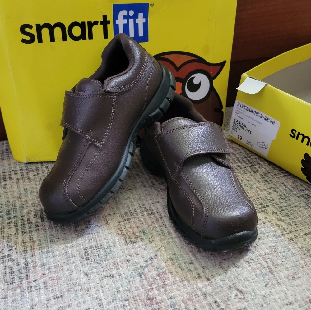 Smart fit boys casual / dress shoes new condition